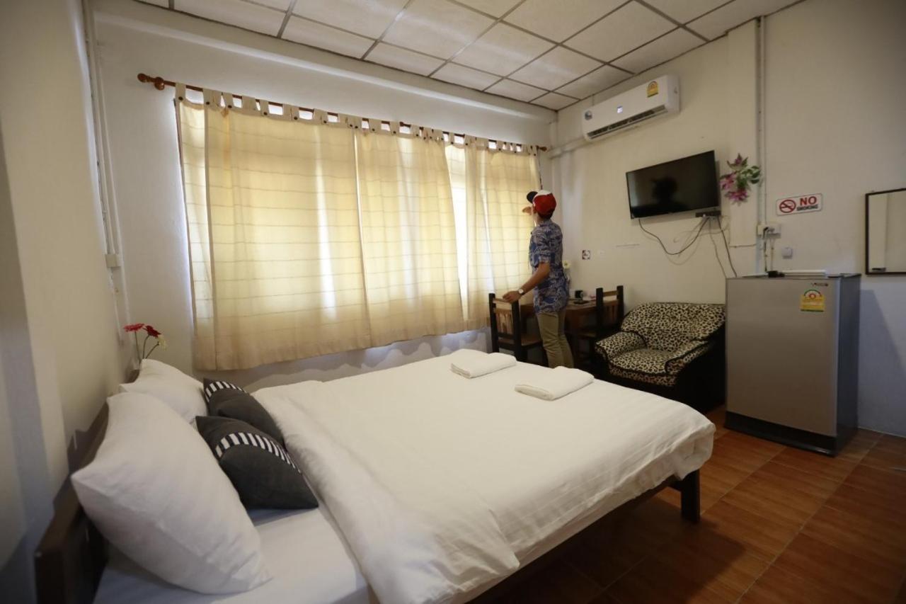 Banana Hostel Donmuang Bangkok Bagian luar foto