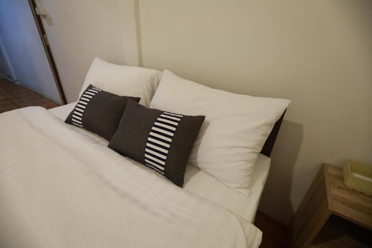 Banana Hostel Donmuang Bangkok Bagian luar foto