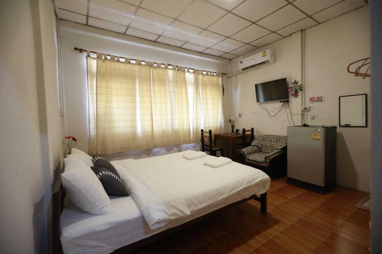 Banana Hostel Donmuang Bangkok Bagian luar foto