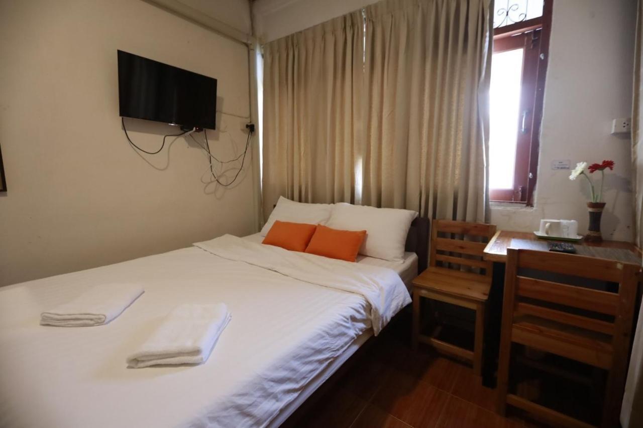 Banana Hostel Donmuang Bangkok Bagian luar foto